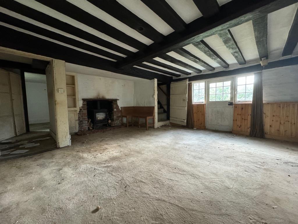 Lot: 132 - DETACHED PERIOD HOUSE FOR IMPROVEMENT - Living room